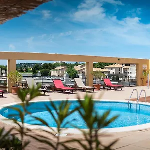 Hotel Grand, Awinion